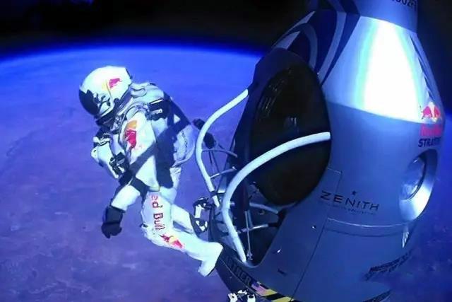 Google副总裁站在42000米的太空玩跳伞，下落速度甚至突破音速！