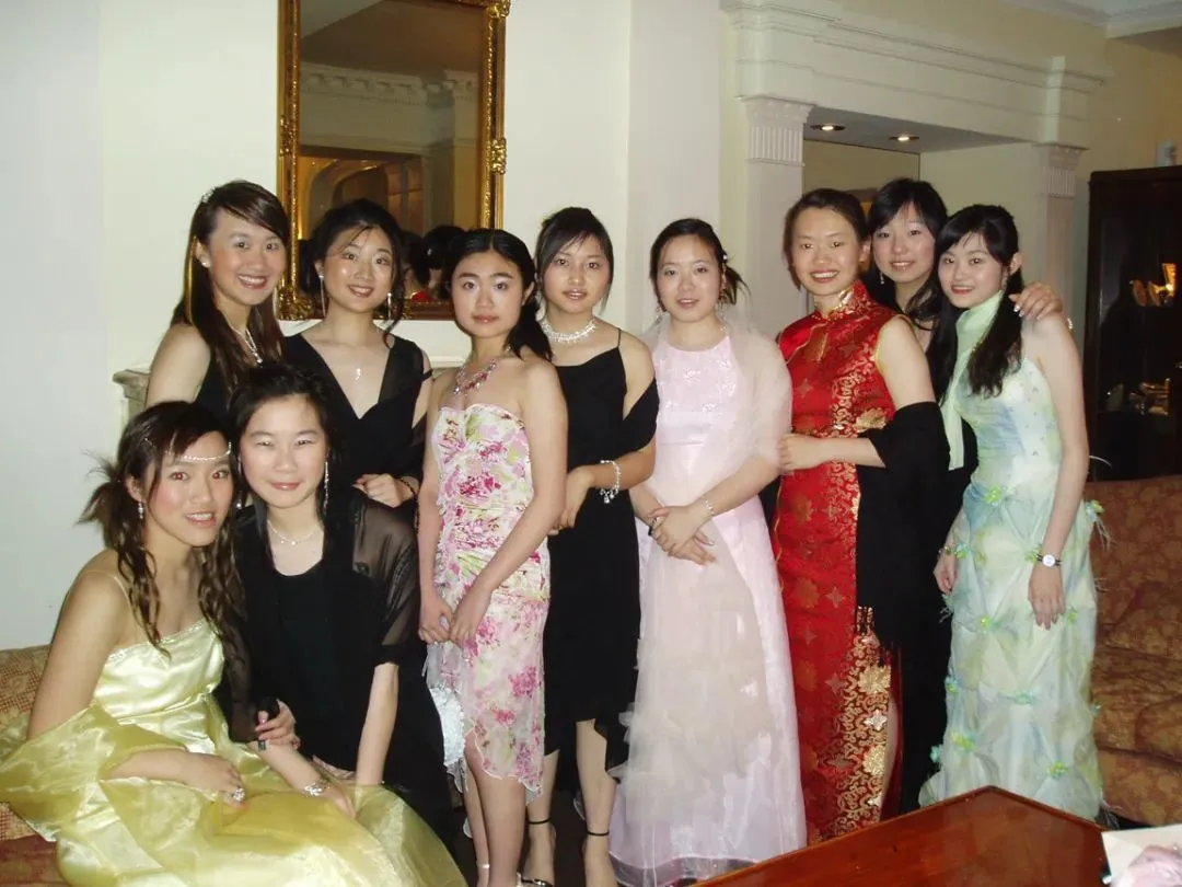 安硕在女校时与华人同学参加毕业晚宴