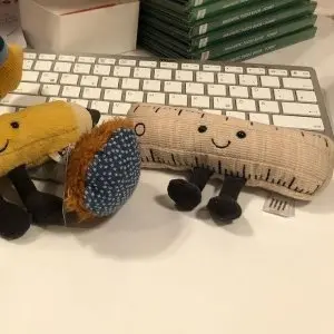 限时折扣:Jellycat 可爱荧光棒$21(原30) 爆款圣诞树现货$28 低至7折 封面尺子$16