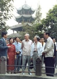 曾两次和李光耀同桌，川商受邀参加国葬