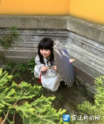南京汉服小萝莉鸡鸣寺赏樱花 萌翻众人