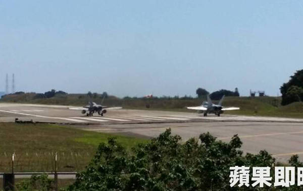 美军F-18战机因引擎故障迫降台南机场,经美军C-130J运输机昨晚运送备用发动机抵达台南后,现已完成维修作业,目前已在台南机场跑道缓缓滑动准备起飞。下午1点13分,战机起飞离开台湾。(凤凰军事) 美军F-18战机因引擎故障迫降台南机场,经美军C-130J运输机昨晚运送备用发动机抵达台南后,现已完成维修作业,目前已在台南机场跑道缓缓滑动准备起飞。下午1点13分,战机起飞离开台湾。(凤凰军事)