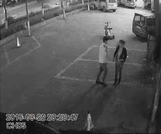 男子欲行不轨2度被女子打倒 连磕3个响头后逃跑