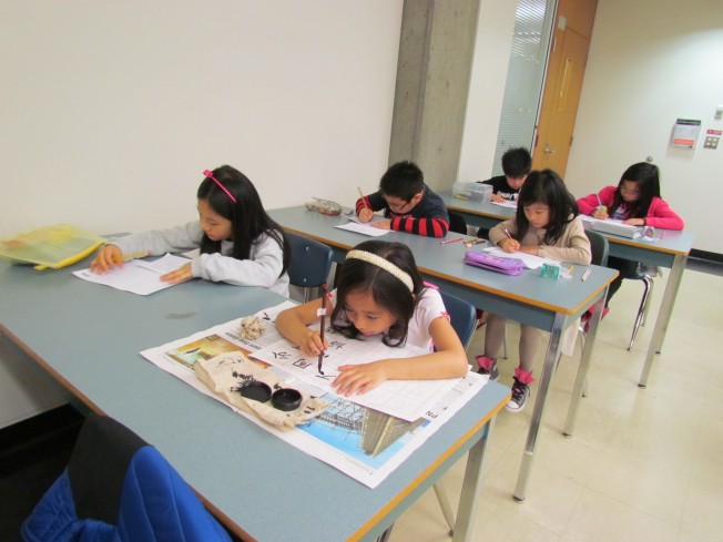 学生一笔一划认真参赛。(记者张欣婷/摄影)