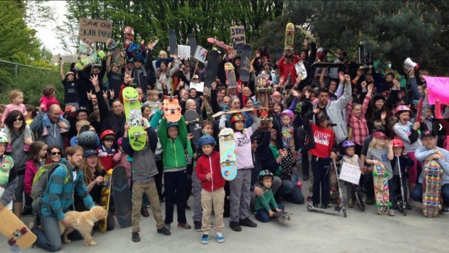 快乐山居民集会拯救滑板公园。（CBC）
