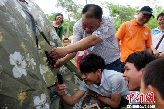 帐篷相亲引来了众多偷窥偷拍者。 冯长直 摄
