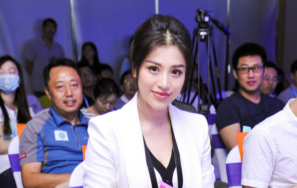 2015年5月19日，北京，刘翔老婆葛天现身某真人秀节目发布会现场。