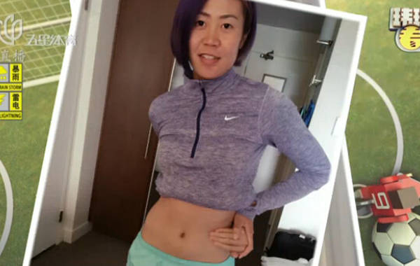 北京时间6月16日,中国女足成功在加拿大女足世界杯中以小组第2的身份出线,上海五星体育的节目中也曝光了一组女足队员备战世界杯的生活照,照片中女足队员集体上演最近网络上很火的“反手摸肚脐”挑战,但遗憾的是无一人挑战成功。图为王丽思和王珊珊。 北京时间6月16日,中国女足成功在加拿大女足世界杯中以小组第2的身份出线,上海五星体育的节目中也曝光了一组女足队员备战世界杯的生活照,照片中女足队员集体上演最近网络上很火的“反手摸肚脐”挑战,但遗憾的是无一人挑战成功。图为王丽思和王珊珊。