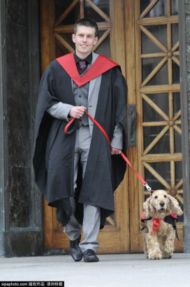 苏格兰可爱狗狗穿学士服 和主人参加毕业典礼(