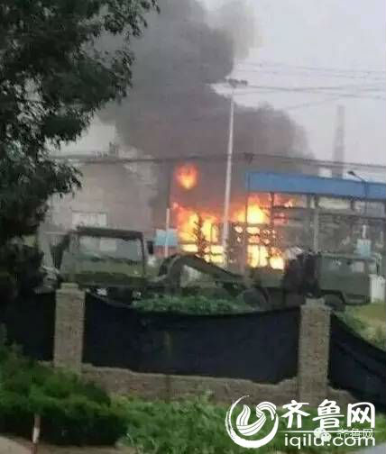 日照岚山潘家村石大科技起火，紧贴罐区！