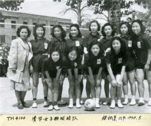 1948年，北京清华大学，当时大学生穿着校服参加体育活动。