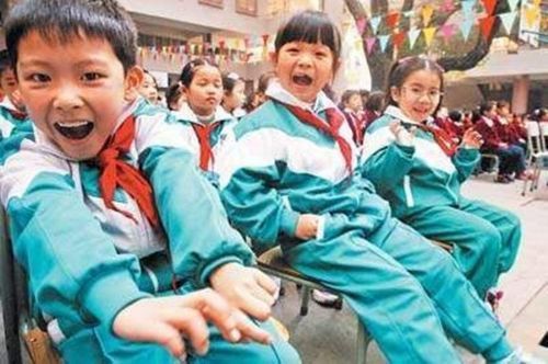 0年代，统一穿着“面口袋”校服开始进入视线，成为很多80后的回忆。