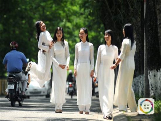 图为身着越南传统奥黛的妇女。 图为身着越南传统奥黛的妇女。