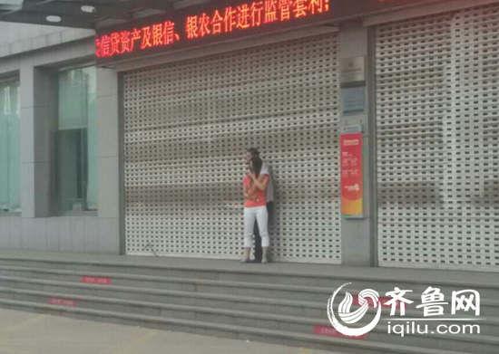 男子持刀劫持女子,两人本是情侣关系。