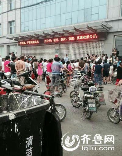 男子劫持人质现场,市民纷纷围观挡住了路