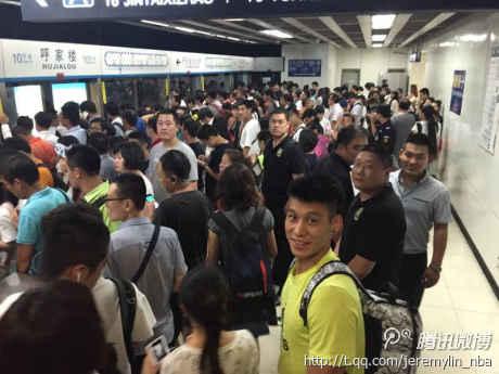 林书豪体验北京地铁 网友：没人要签名不科学