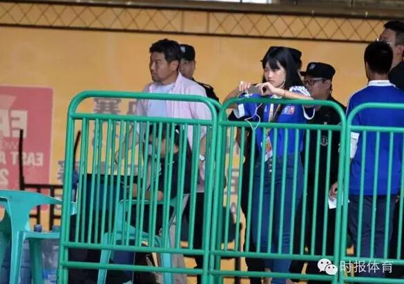 推搡女新闻官！日本记者被驱逐保安霸气一吼