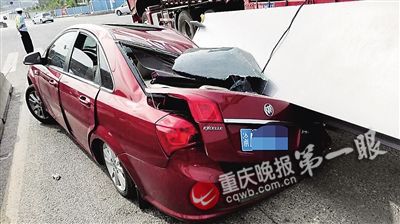 九吨钢板压扁车身