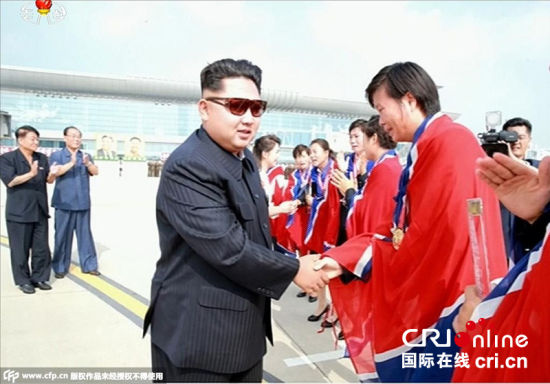 朝鲜最高领导人金正恩亲自前往平壤顺安国际机场迎接在东亚杯女足比赛中夺冠的朝鲜女足代表队凯旋。