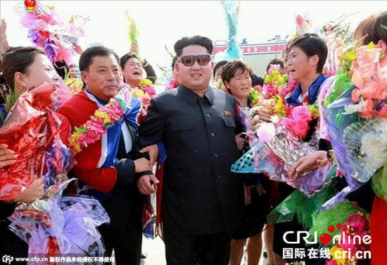 朝鲜最高领导人金正恩亲自前往平壤顺安国际机场迎接在东亚杯女足比赛中夺冠的朝鲜女足代表队凯旋。