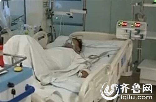 菏泽郓城11岁男孩刘冰寒躺在重症监护室病床上。(视频截图) 菏泽郓城11岁男孩刘冰寒躺在重症监护室病床上。(视频截图)