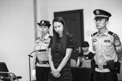 奔驰女司机为一元停车费甩飞管理员赔15万获缓刑