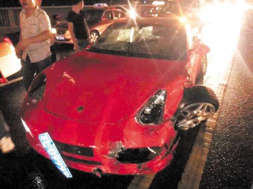 保时捷女司机错把油门当刹车连撞多车致1死2伤