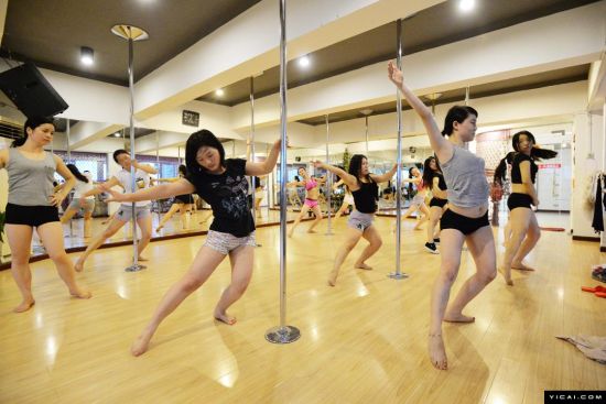 85后女孩开16家店教钢管舞 年入百万拥豪车靓房
