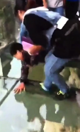 小伙子走玻璃栈道直接吓尿 哭喊:你们放过我吧