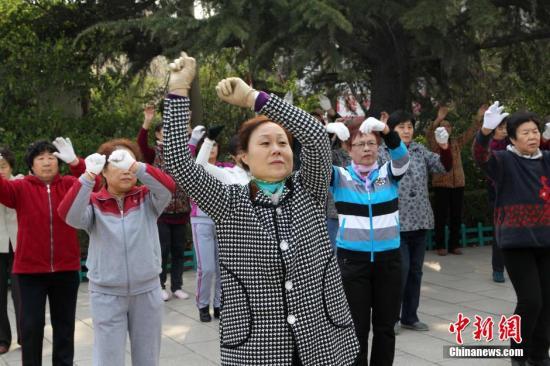 广场舞获政策力挺有望被“扶正”网友忧公共用地被占