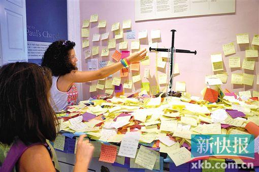 在纪念馆边上的教堂里,人们给逝去的人写上各种寄语,一个5岁的小女孩写了句“天堂没有眼泪”,并让她妈妈贴在最中心最显眼的地方。