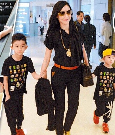 Lucas与妈妈弟弟逛街 Lucas与妈妈弟弟逛街