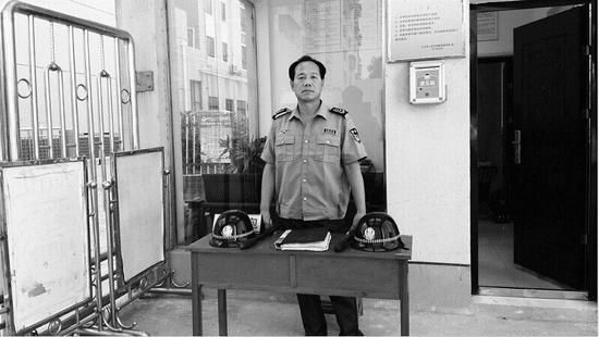 李德龙在长林中学校门口值勤李德龙在长林中学校门口值勤 李德龙在长林中学校门口值勤李德龙在长林中学校门口值勤