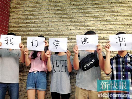被拟录公示,却上不了大学,问题出在哪呢?谁应该负责?涉事学生们很苦恼,他们希望能尽快顺利地上大学。 被拟录公示,却上不了大学,问题出在哪呢?谁应该负责?涉事学生们很苦恼,他们希望能尽快顺利地上大学。