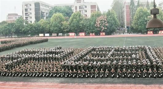 图为:1600名女生再现“活字印刷” 图为:1600名女生再现“活字印刷”