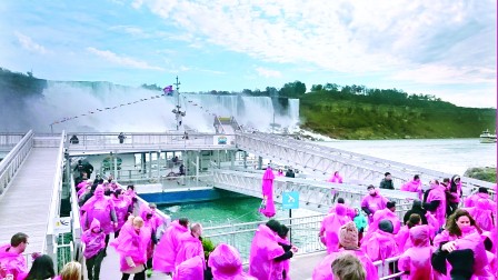 _27niagara_vistors.jpg