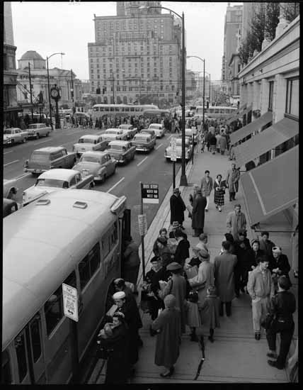 Passengers-boarding-a-bus-on-West-Georgia-Street-in-front-of-the-Hudsons-Bay-Company-December-23-1957.jpg
