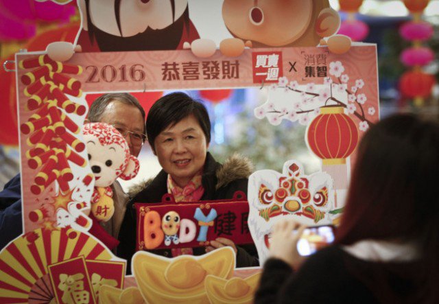 春节来临，在加拿大大温哥华地区里士满市，当地市民纷纷来到室内年宵花市??买猴年装饰品，以迎接春节来临。(新华社)