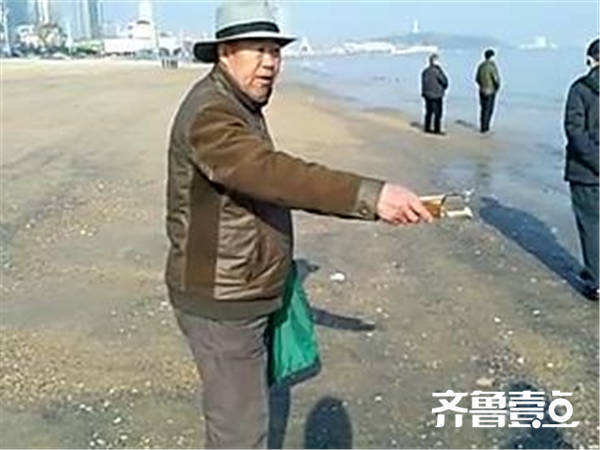 山东烟台81岁大爷持弹弓打海鸥围观群众怒了