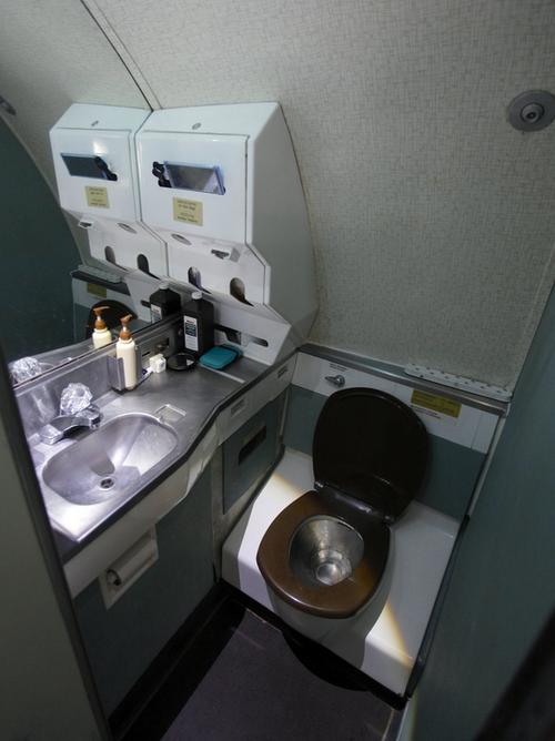 六旬工程师将波音客机改装成