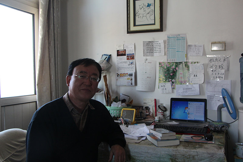 坐在书桌前的淡路政夫