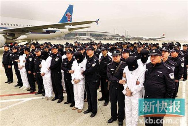 警方将部分犯罪嫌疑人从境外押解回广州。(取材自新快报)
