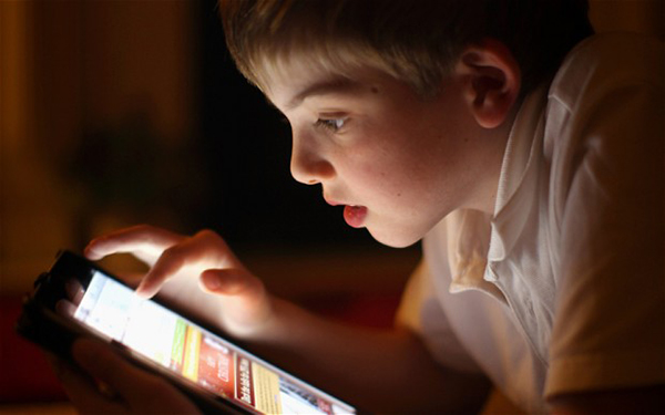 ipad-addict-kid-are-forced-to-watch-tv_01.jpg