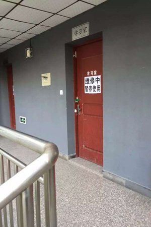 案发现场,宿舍楼一楼学习室。家属供图