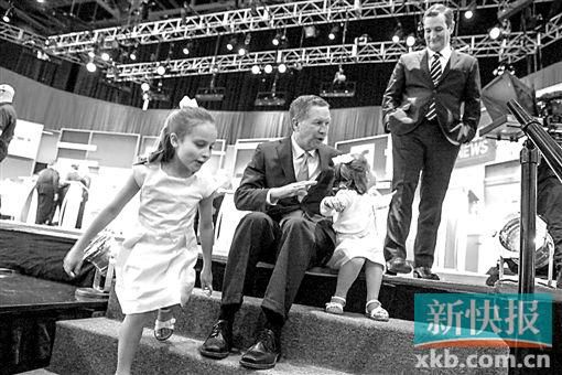 虽然还是党内提名的对手,但克鲁兹和卡西奇的关系明显不太糟,去年8月,克鲁兹带两个女儿出席竞选集会,卡西奇和小姑娘们还进行了有爱的互动。