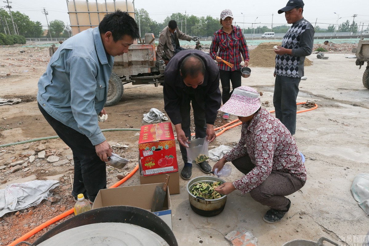 农民工，城市的建设者，一组工地吃饭的农民工，看了令人有点心酸