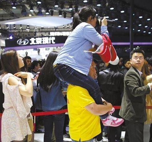 送车送房，中国大妈进军小鲜肉粉丝团