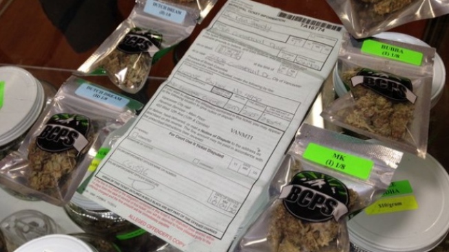 温哥华市府强力执法，26间无照大麻店遭罚。 (CBC)