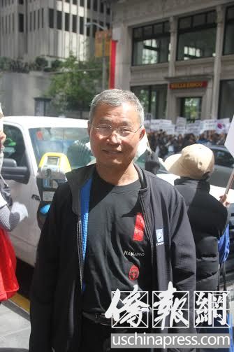 张昭富指责库市市议会没有脊梁骨,不敢与苹果对抗。(侨报记者任子晟摄)