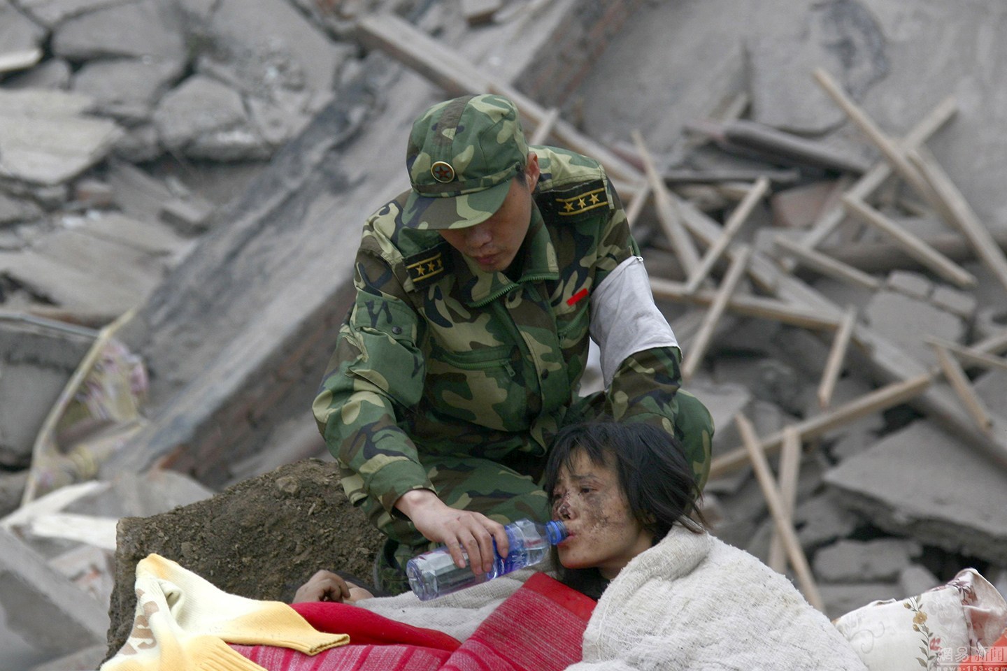 泪奔！回顾汶川地震14.6万军人舍命救灾10个感人瞬间